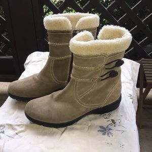 Clarks Suede Winter Boots w/Faux Shearling Size 9